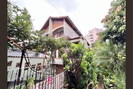 Casa à venda com 350m², 3 quartos e 6 vagas Casa à venda com 350m², 3 quartos e 6 vagasEntrada