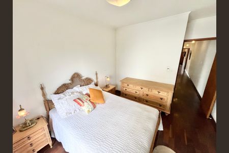 Casa à venda com 350m², 3 quartos e 6 vagas Casa à venda com 350m², 3 quartos e 6 vagasQuarto