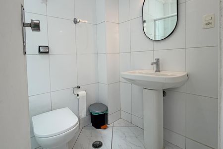 Banheiro de kitnet/studio para alugar com 1 quarto, 32m² em Boqueirão, Santos