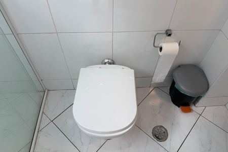 Banheiro de kitnet/studio para alugar com 1 quarto, 32m² em Boqueirão, Santos