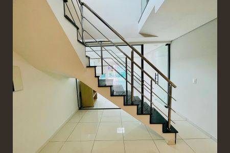 Casa para alugar com 226m², 3 quartos e 3 vagasEscada acesso aos quartos