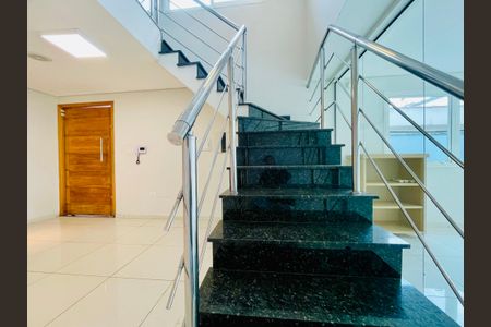 Casa para alugar com 226m², 3 quartos e 3 vagasEscada acesso aos quartos