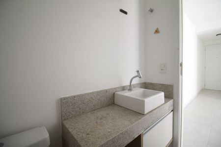 Lavabo de apartamento para alugar com 1 quarto, 63m² em Barra Olímpica, Rio de Janeiro