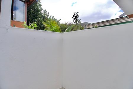 Casa para alugar com 75m², 2 quartos e 1 vagaÁrea de Serviço - Área Externa