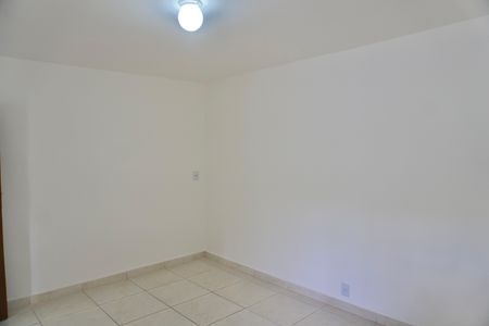 Quarto 1 de casa para alugar com 2 quartos, 75m² em Caiçaras, Belo Horizonte