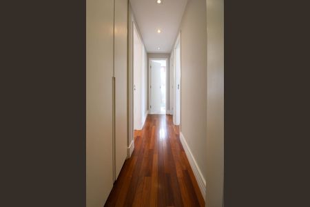 Apartamento à venda com 127m², 3 quartos e 2 vagas Apartamento à venda com 127m², 3 quartos e 2 vagasCorredor Quartos