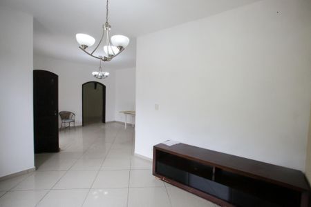 Sala de casa para alugar com 6 quartos, 200m² em Taquara, Rio de Janeiro
