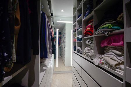 Apartamento para alugar com 116m², 2 quartos e 2 vagas Apartamento para alugar com 116m², 2 quartos e 2 vagasCloset da Suíte 1