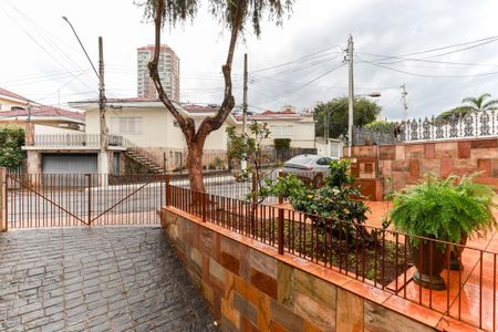 Casa para alugar com 217m², 4 quartos e 3 vagas Casa para alugar com 217m², 4 quartos e 3 vagasEntrada e garagem