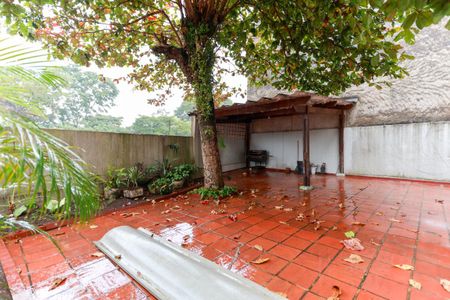 Casa para alugar com 217m², 4 quartos e 3 vagas Casa para alugar com 217m², 4 quartos e 3 vagasQuintal e jardim