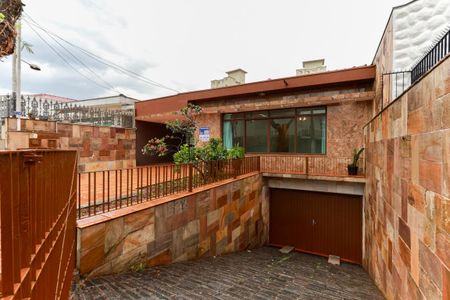 Casa para alugar com 217m², 4 quartos e 3 vagas Casa para alugar com 217m², 4 quartos e 3 vagasEntrada e garagem