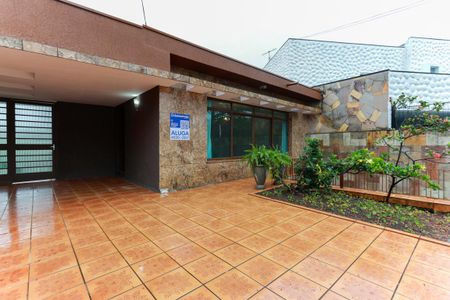 Casa para alugar com 217m², 4 quartos e 3 vagas Casa para alugar com 217m², 4 quartos e 3 vagasEntrada e garagem