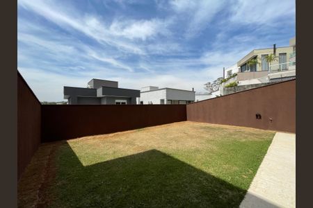 Casa de condomínio para alugar com 230m², 3 quartos e 4 vagasQuintal
