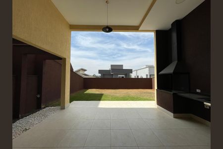 Casa de condomínio para alugar com 230m², 3 quartos e 4 vagasQuintal