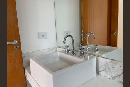 Casa de condomínio para alugar com 230m², 3 quartos e 4 vagasBanheiro da Suíte 2