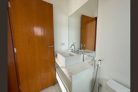 Casa de condomínio para alugar com 230m², 3 quartos e 4 vagasBanheiro da Suíte 2