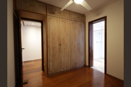 Casa à venda com 220m², 4 quartos e 4 vagasSuíte 2