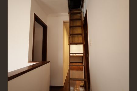 Casa à venda com 220m², 4 quartos e 4 vagasEscada Sotão