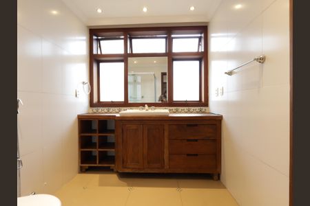 Casa à venda com 220m², 4 quartos e 4 vagasBanheiro da Suíte 2