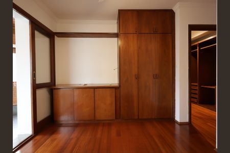 Casa à venda com 220m², 4 quartos e 4 vagasSuíte 1