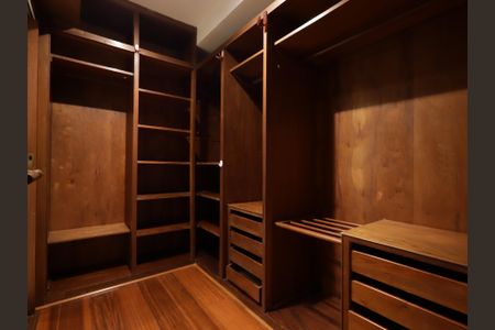 Casa à venda com 220m², 4 quartos e 4 vagasCloset da suíte 1