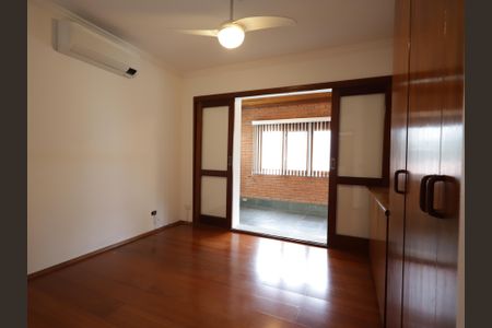 Casa à venda com 220m², 4 quartos e 4 vagasSuíte 1
