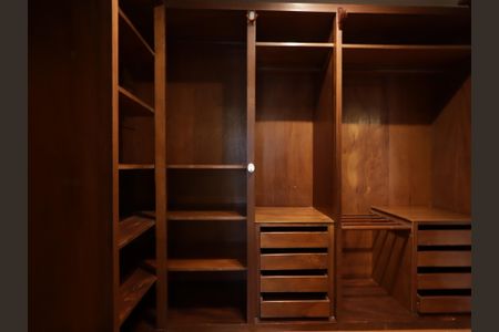 Casa à venda com 220m², 4 quartos e 4 vagasCloset da suíte 1