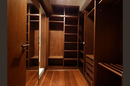 Casa à venda com 220m², 4 quartos e 4 vagasCloset da suíte 1