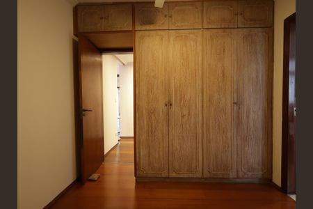 Casa à venda com 220m², 4 quartos e 4 vagasSuíte 2