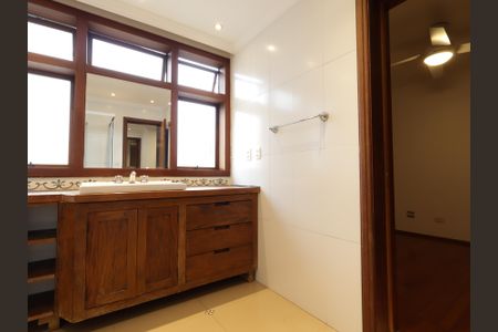 Casa à venda com 220m², 4 quartos e 4 vagasBanheiro da Suíte 2