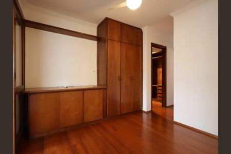 Casa à venda com 220m², 4 quartos e 4 vagasSuíte 1