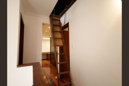 Casa à venda com 220m², 4 quartos e 4 vagasEscada Sotão