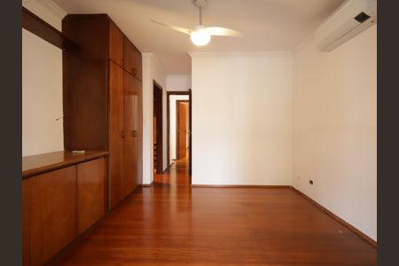 Casa à venda com 220m², 4 quartos e 4 vagasSuíte 1