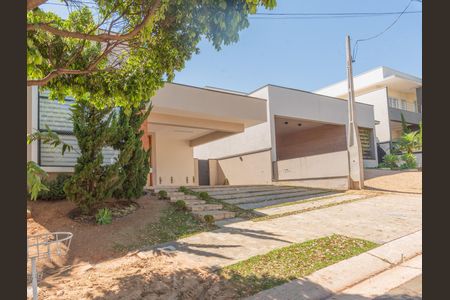 Casa de condomínio à venda com 216m², 4 quartos e 2 vagasFachada