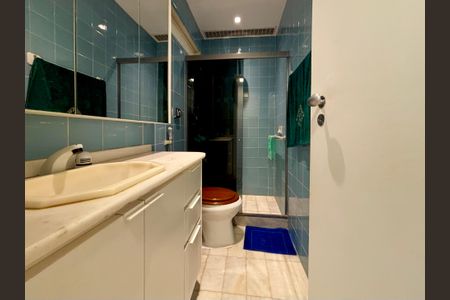 Apartamento à venda com 188m², 4 quartos e 2 vagas Apartamento à venda com 188m², 4 quartos e 2 vagasBanheiro social 1