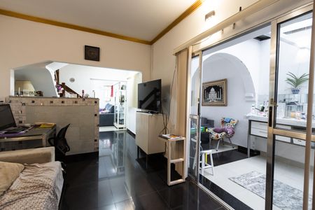 Casa à venda com 240m², 4 quartos e 6 vagasSala de TV