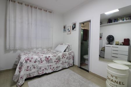 Casa à venda com 220m², 4 quartos e 3 vagasSuíte