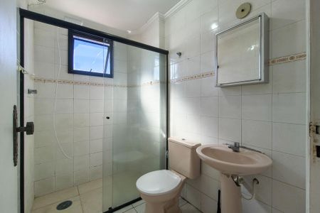 Banheiro social de apartamento para alugar com 1 quarto, 50m² em Vila Tupi, Praia Grande