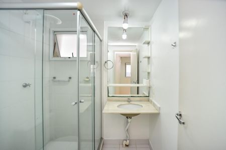 Banheiro Social de apartamento para alugar com 3 quartos, 68m² em Vila Ipiranga, Porto Alegre