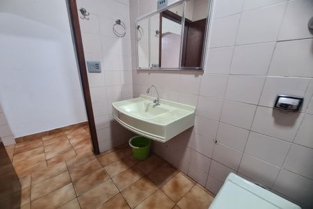 Banheiro Social de casa para alugar com 3 quartos, 100m² em Jardim Santa Teresinha, São Paulo