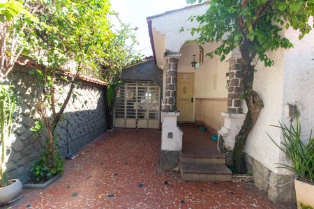 Casa à venda com 500m², 3 quartos e 2 vagas Casa à venda com 500m², 3 quartos e 2 vagasÁrea externa