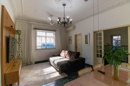 Casa à venda com 500m², 3 quartos e 2 vagas Casa à venda com 500m², 3 quartos e 2 vagasSala