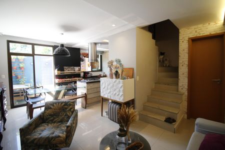 Casa de condomínio à venda com 140m², 4 quartos e 2 vagasSala