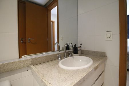 Casa de condomínio à venda com 140m², 4 quartos e 2 vagasBanheiro da Suíte 2 e 3 