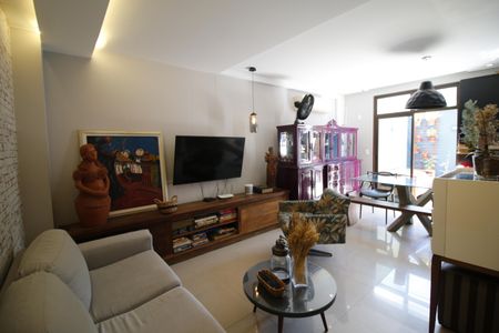 Casa de condomínio à venda com 140m², 4 quartos e 2 vagasSala