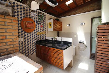 Casa de condomínio à venda com 140m², 4 quartos e 2 vagasQuintal