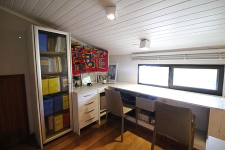 Casa de condomínio à venda com 140m², 4 quartos e 2 vagasEscritório