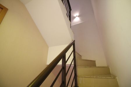 Casa de condomínio à venda com 140m², 4 quartos e 2 vagasEscada