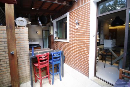 Casa de condomínio à venda com 140m², 4 quartos e 2 vagasQuintal