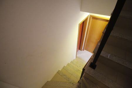 Casa de condomínio à venda com 140m², 4 quartos e 2 vagasEscada